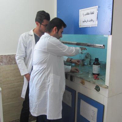 تصاویری از حضور دانشجویان در آزمایشگاه های صنایع شیمیای و غذایی