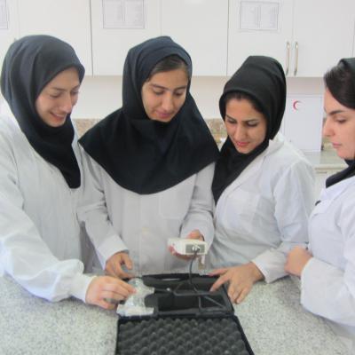 تصاویری از حضور دانشجویان در آزمایشگاه های صنایع شیمیای و غذایی